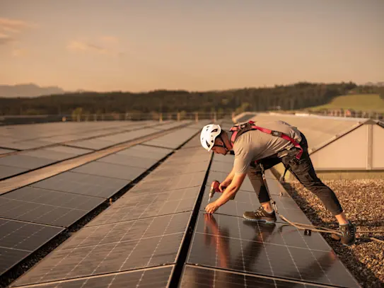 Image Visual Solar: Buttisholz, Luzern, Schweiz, 28. August 2024 - Energie, Strom, PV Anlage, AGROLA Key Visual, Tschopp Plattenwerk Buttisholz.