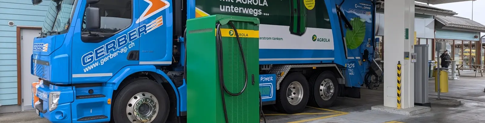 E-LKW bei der AGROLA Schnellladestation LANDI Bützberg