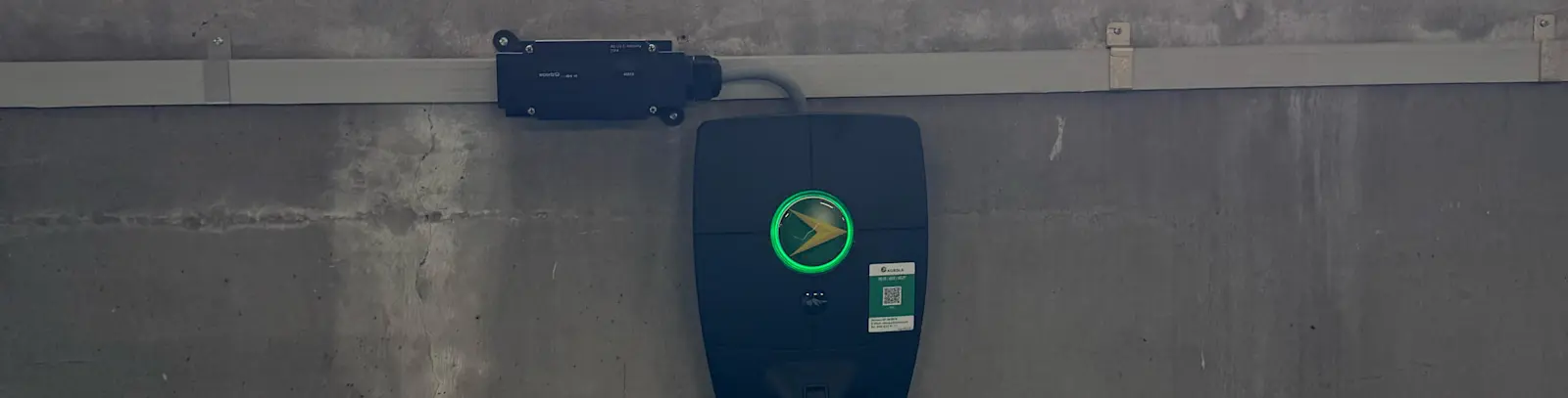 Zürich Sädlenweg Schnelladestation an der Wand