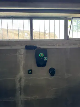 Zürich Sädlenweg Schnelladestation an der Wand