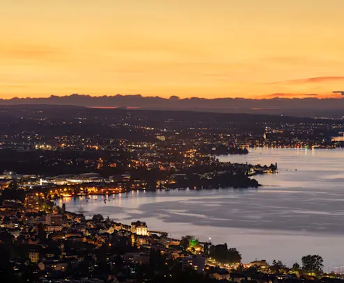 Image principale AGROLA Ambiance matinale sur le lac de Zurich avec orange