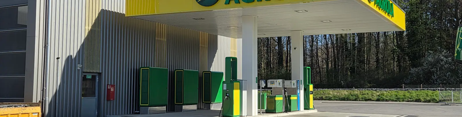 AGROLA E-LKW Ladestation bei der LANDI KoWy in Lyssach. Überdacht mit 600 kW Leistung