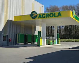 Station de recharge AGROLA pour camions électriques chez LANDI KoWy à Lyssach. Couverte avec une puissance de 600 kW