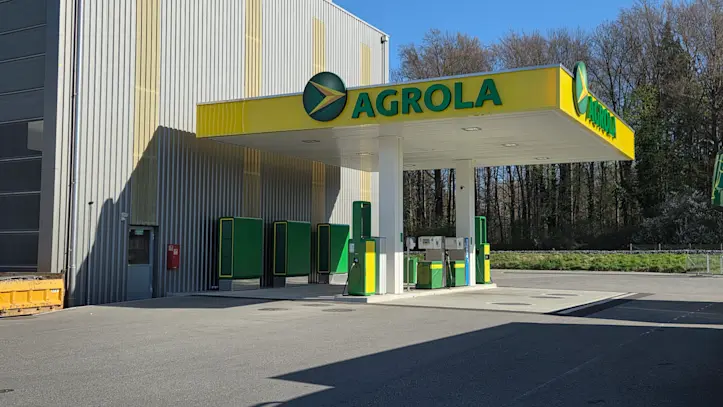 AGROLA E-LKW Ladestation bei der LANDI KoWy in Lyssach. Überdacht mit 600 kW Leistung