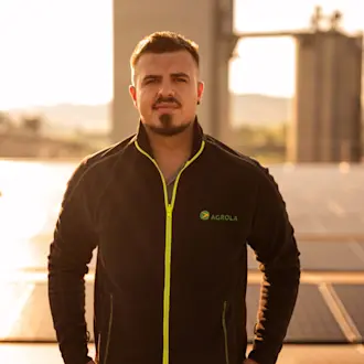 Collaborateur AGROLA sur le toit devant l'installation solaire