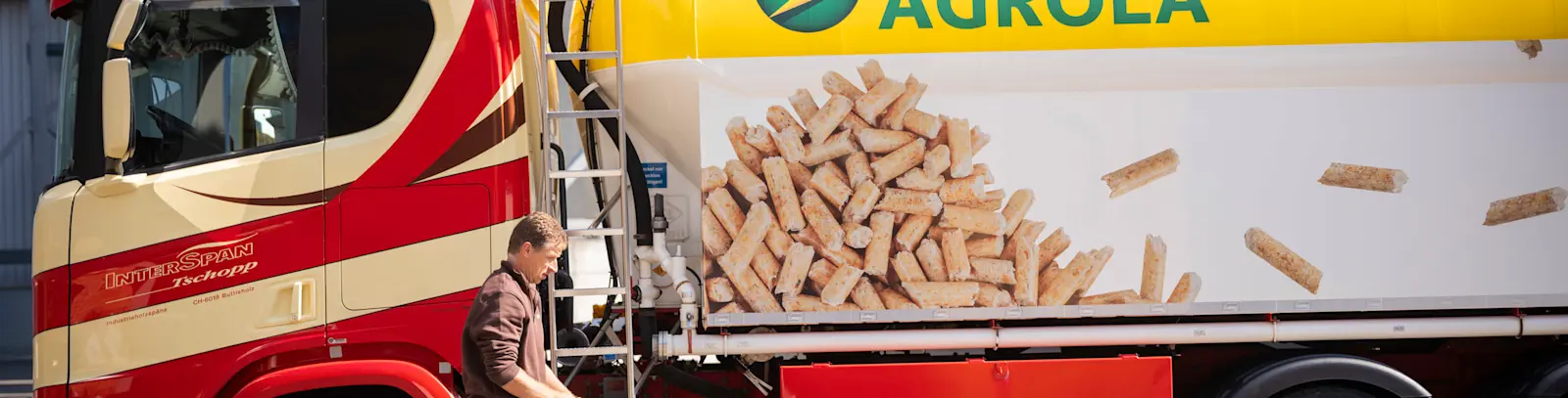 AGROLA Holzpellets LKW und Chauffeur