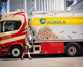 AGROLA Holzpellets LKW und Chauffeur