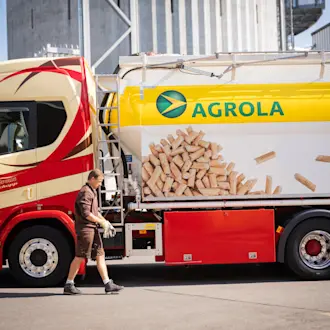 Camion pellets de bois AGROLA et chauffeur