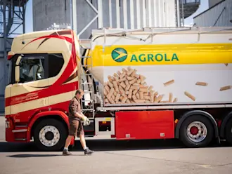 Camion pellets de bois AGROLA et chauffeur