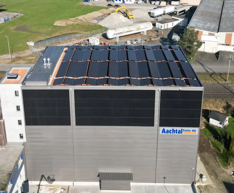 Solaranlage bei Aachtal Futter AG in Erlen von vorne