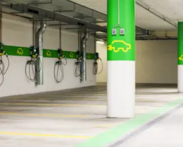 AGROLA Ladelösungen in Tiefgarage an Wand montiert