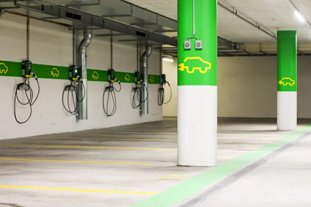 Solutions de recharge AGROLA dans un parking souterrain, montées sur un mur