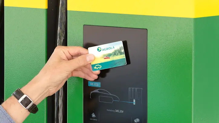 Einsatz der AGROLA powercard an AGROLA Schnellladestation