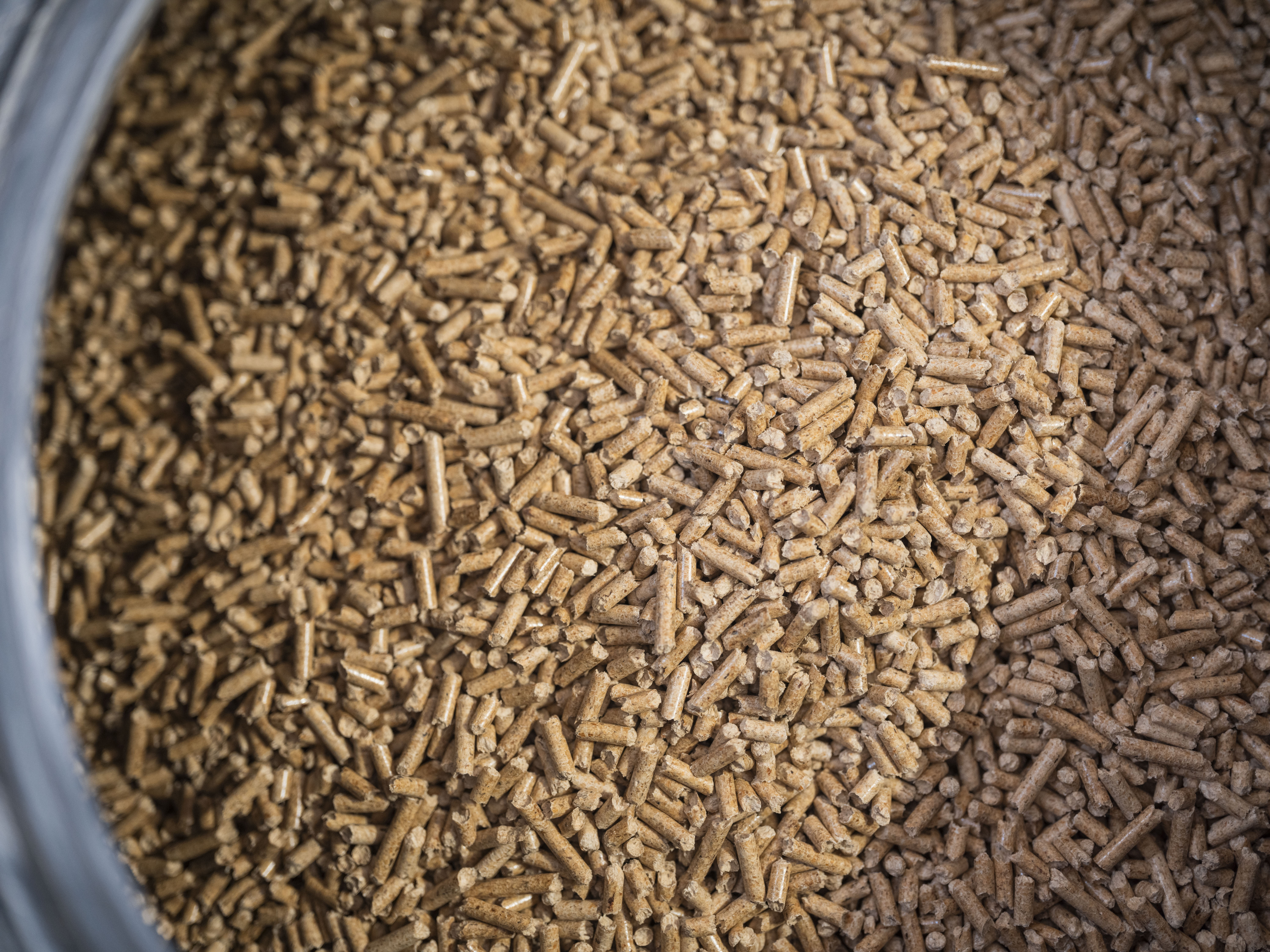 Pellets de bois dans un conteneur vu de haut