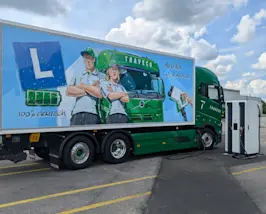 Traveco E-LKW beim Laden