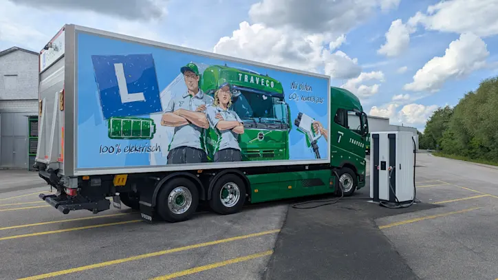 Traveco E-LKW beim Laden