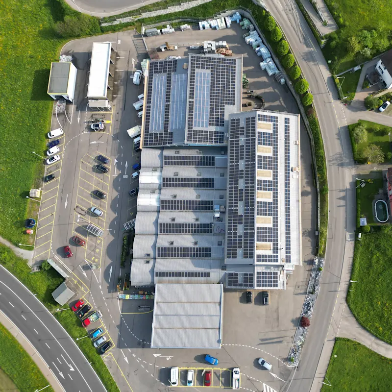 AGROLA Solaranlage der LANDI Neftenbach von oben