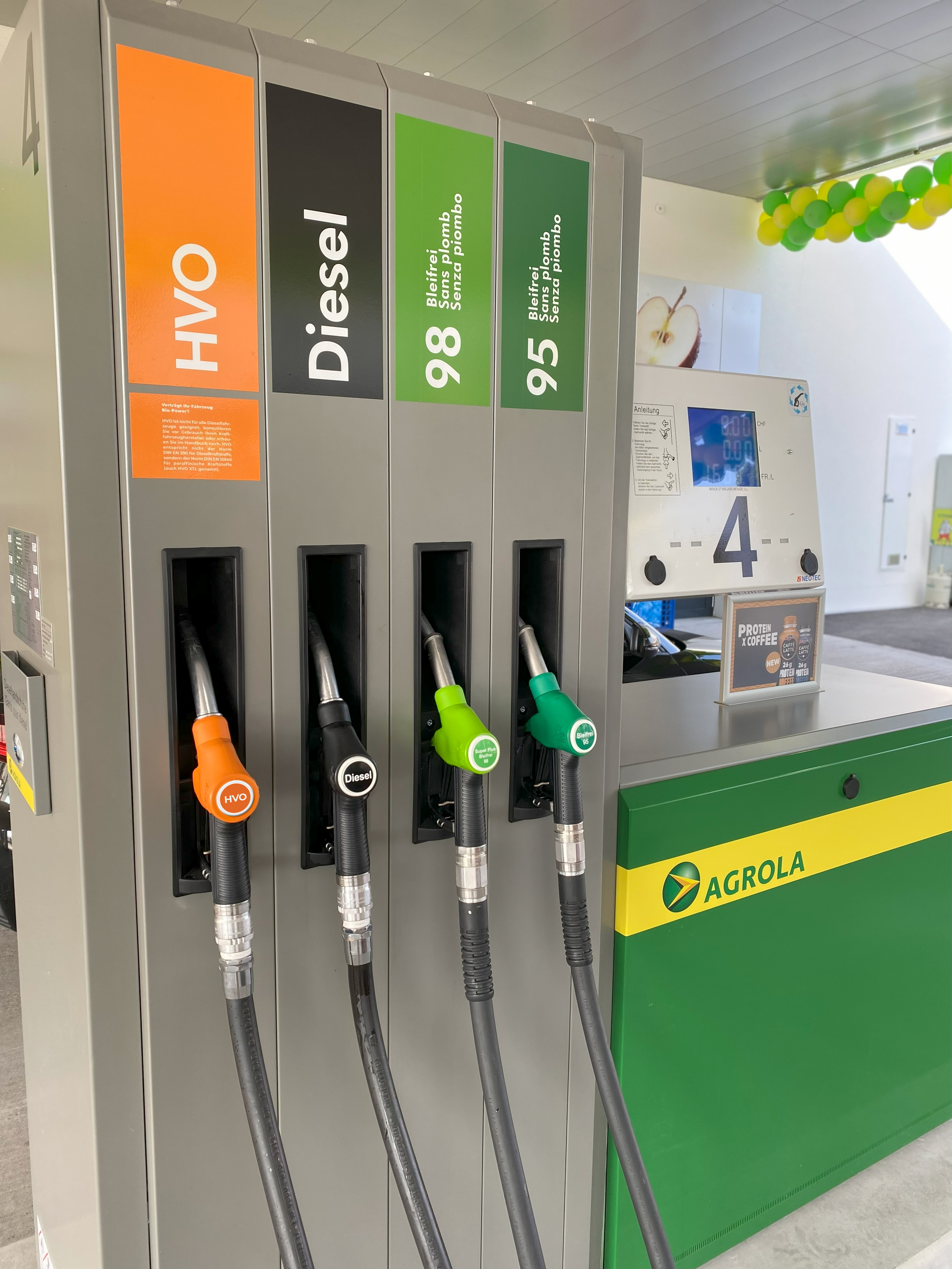 Produktplakette HVO 100 von Zapfpistolen an AGROLA Tankstellen sind Orange.