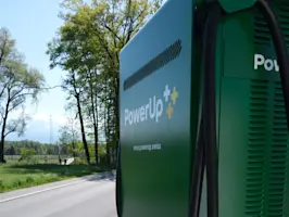 Première station de recharge/borne de recharge PowerUp à Buchrain. Fait partie de la joint-venture de la Poste Suisse et de la société mère de notre groupe, fenaco société coopérative.