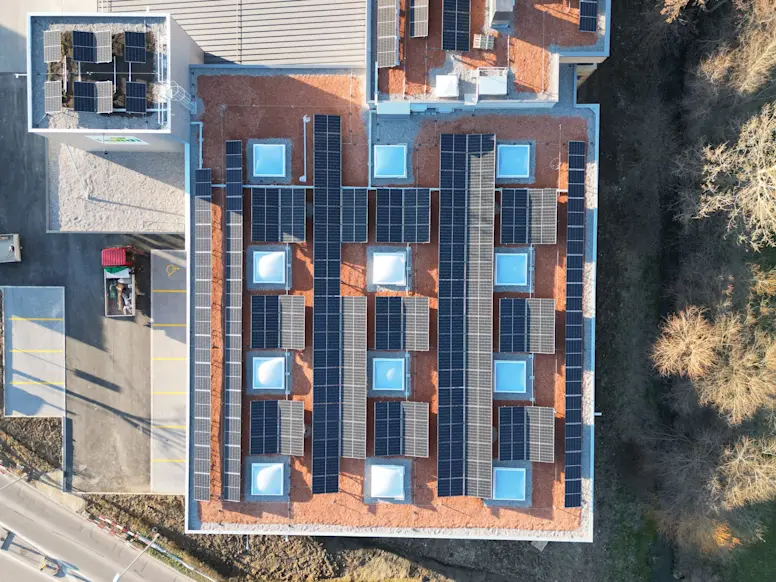 AGROLA Solaranlage bei der LANDI Thula in Frauenfeld von oben