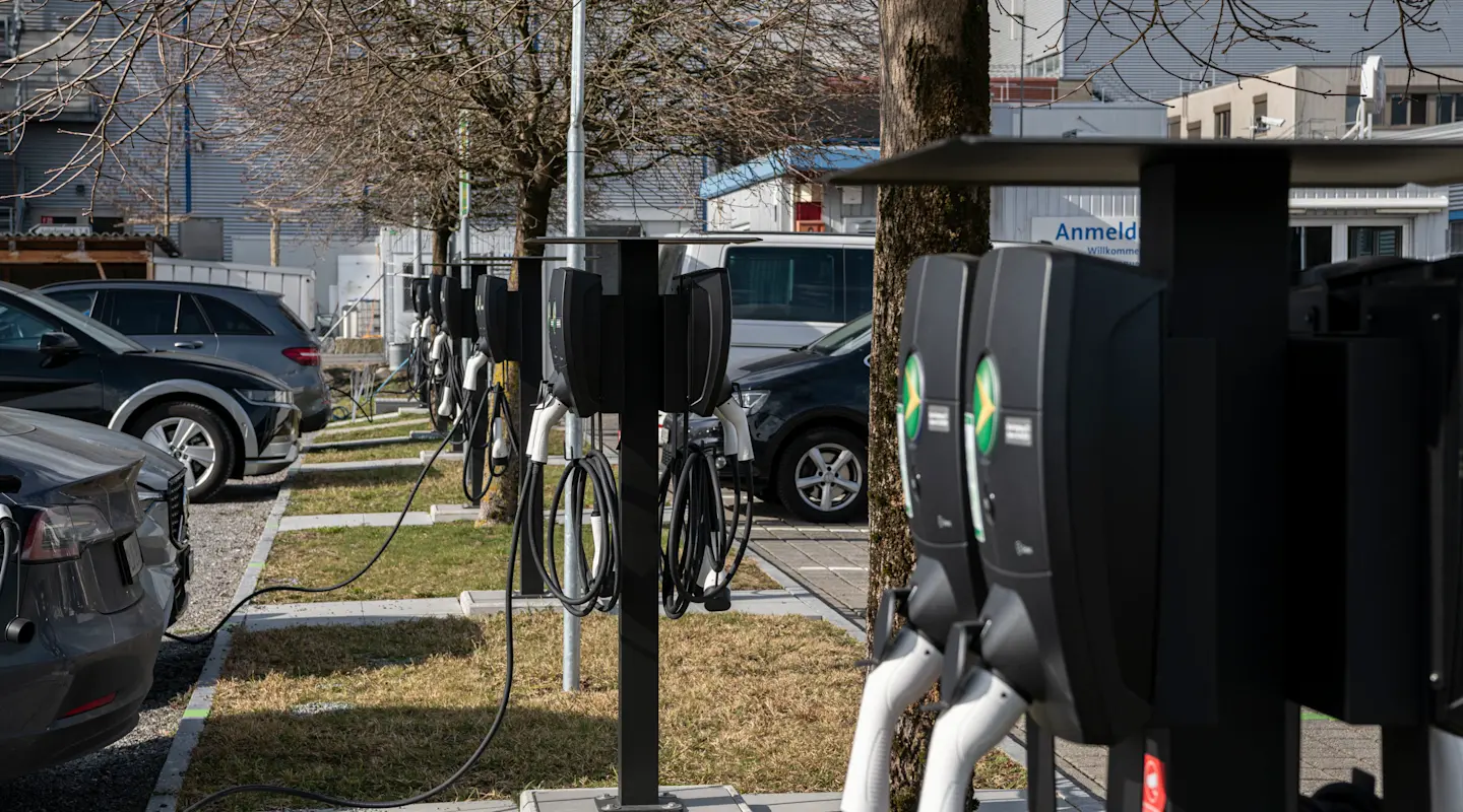 AGROLA Ladelösungen Charge Company auf Firmenparkplatz