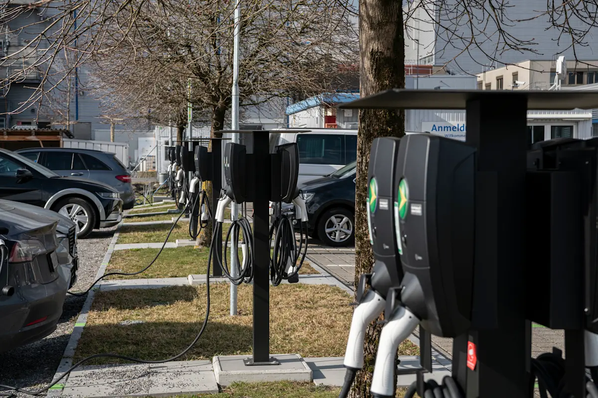 Solutions de recharge AGROLA Charge Company sur un parking d'entreprise