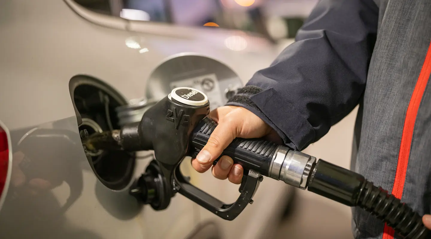 Diesel : un homme fait le plein de diesel à la station-service AGROLA