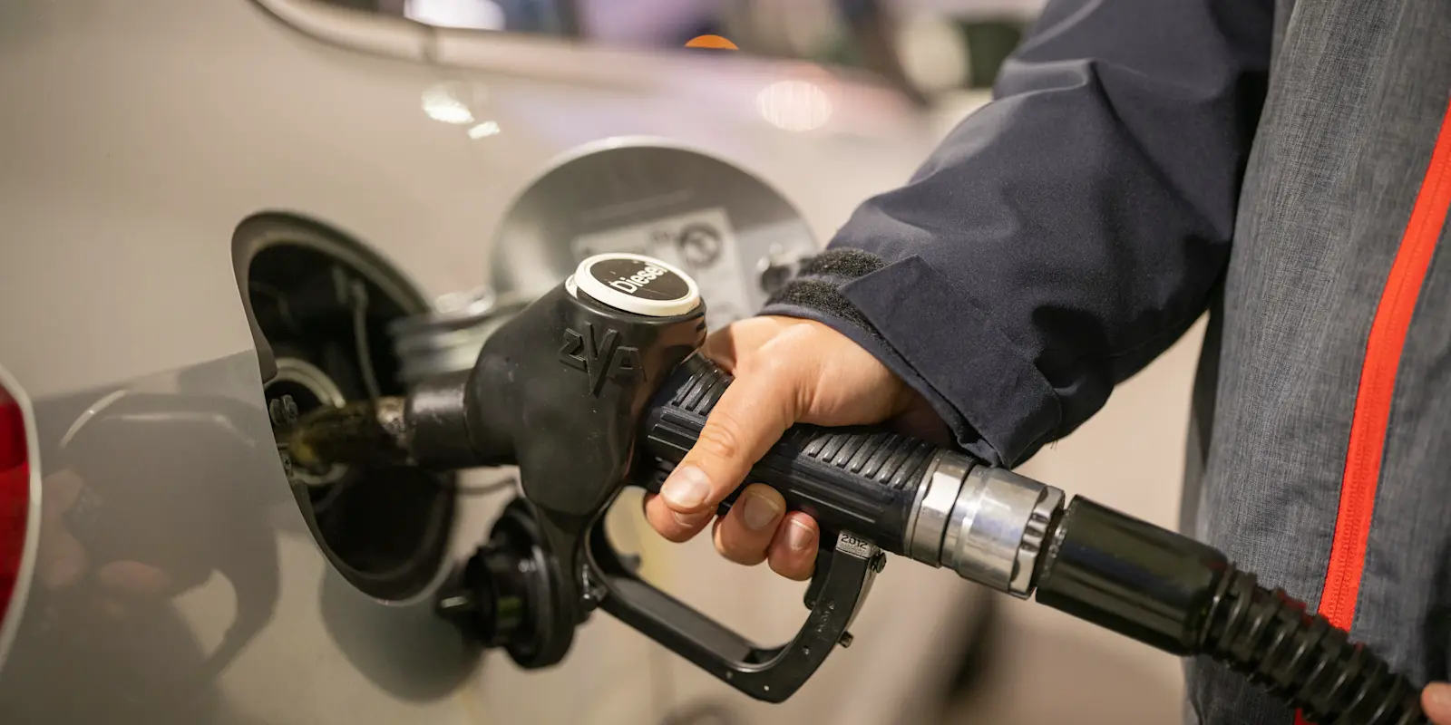 Diesel: Mann füllt sein Auto an AGROLA Tankstelle mit Diesel