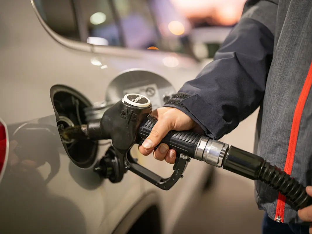 Diesel: Mann füllt sein Auto an AGROLA Tankstelle mit Diesel
