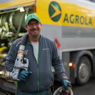 Heizöl Lieferung, LKW und Chauffeur mit Schlauch nahaufnahme