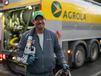 Heizöl Lieferung, LKW und Chauffeur mit Schlauch nahaufnahme