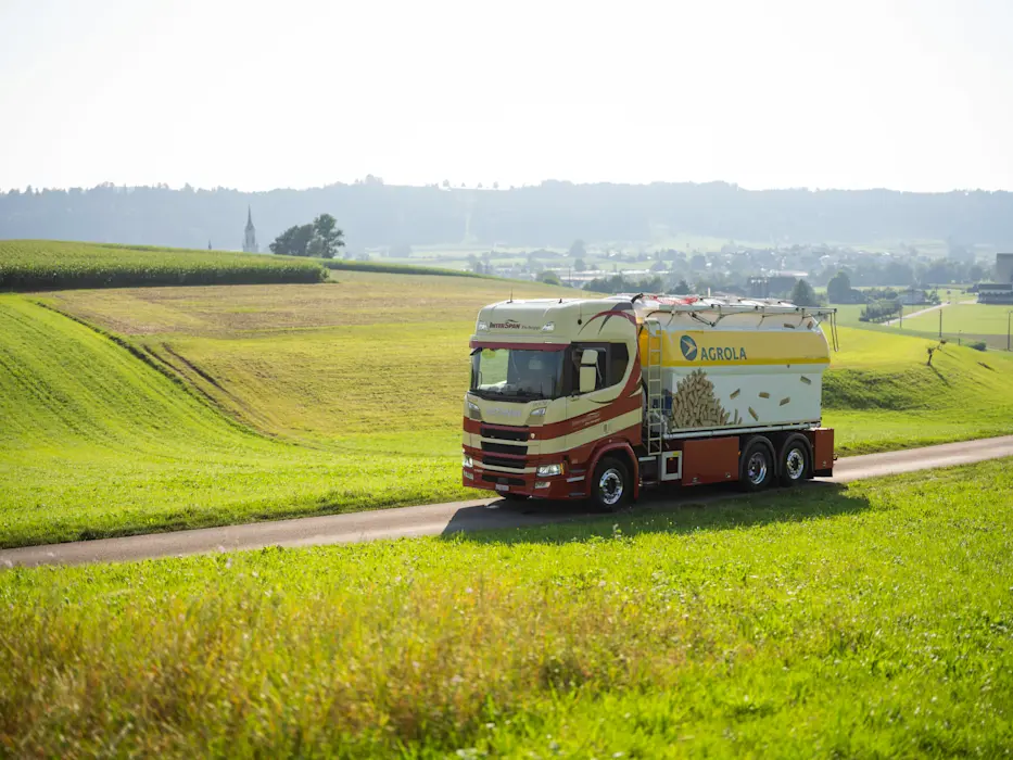 Le camion de pellets de bois AGROLA en route entre prairies et champs