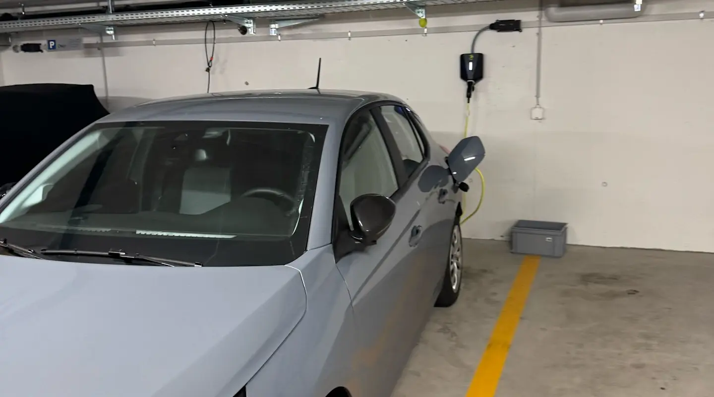 Tiefgarage Tagelswangen Büelstrasse 1c Auto während des Ladevorgangs an der Schnellladestation