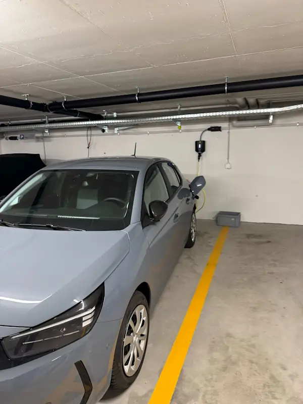Tiefgarage Tagelswangen Büelstrasse 1c Auto während des Ladevorgangs an der Schnellladestation