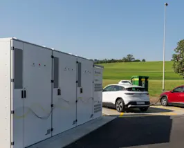AGROLA MicroGrid und AGROLA Schnellladestation mit zwei Autos, die laden am Standort der LANDI Sursee in Oberkirch