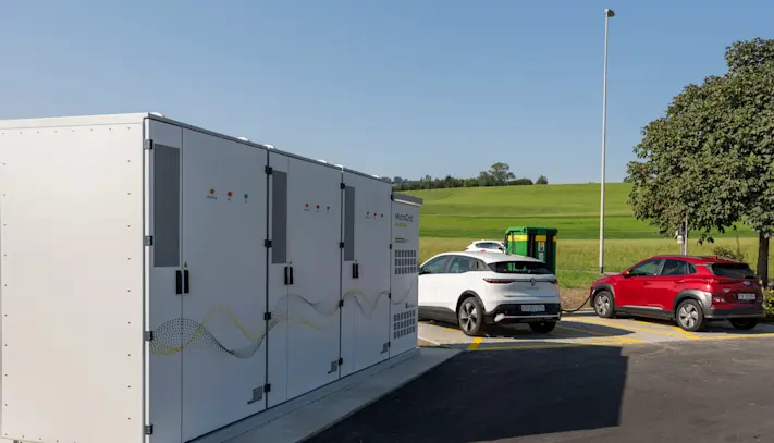 Microgrid AGROLA et station de recharge rapide AGROLA avec deux voitures en recharge sur le site de LANDI Sursee à Oberkirch