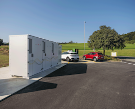 AGROLA MicroGrid und AGROLA Schnellladestation mit zwei Autos, die laden am Standort der LANDI Sursee in Oberkirch