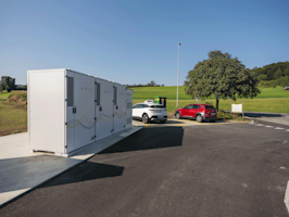 AGROLA MicroGrid und AGROLA Schnellladestation mit zwei Autos, die laden am Standort der LANDI Sursee in Oberkirch