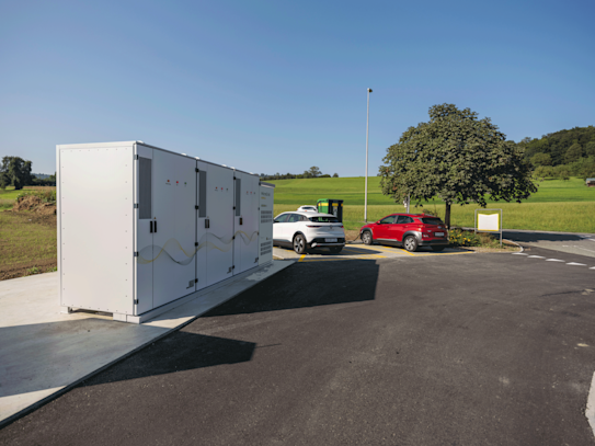 Microgrid AGROLA et station de recharge rapide AGROLA avec deux voitures en recharge sur le site de LANDI Sursee à Oberkirch