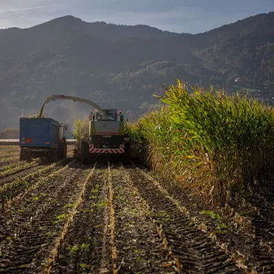 Landmaschinen im Einsatz auf dem Feld - betrieben mit AGROLA Treibstoffen