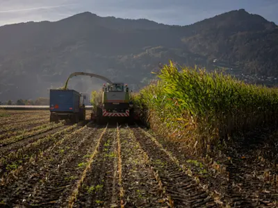Landmaschinen im Einsatz auf dem Feld - betrieben mit AGROLA Treibstoffen