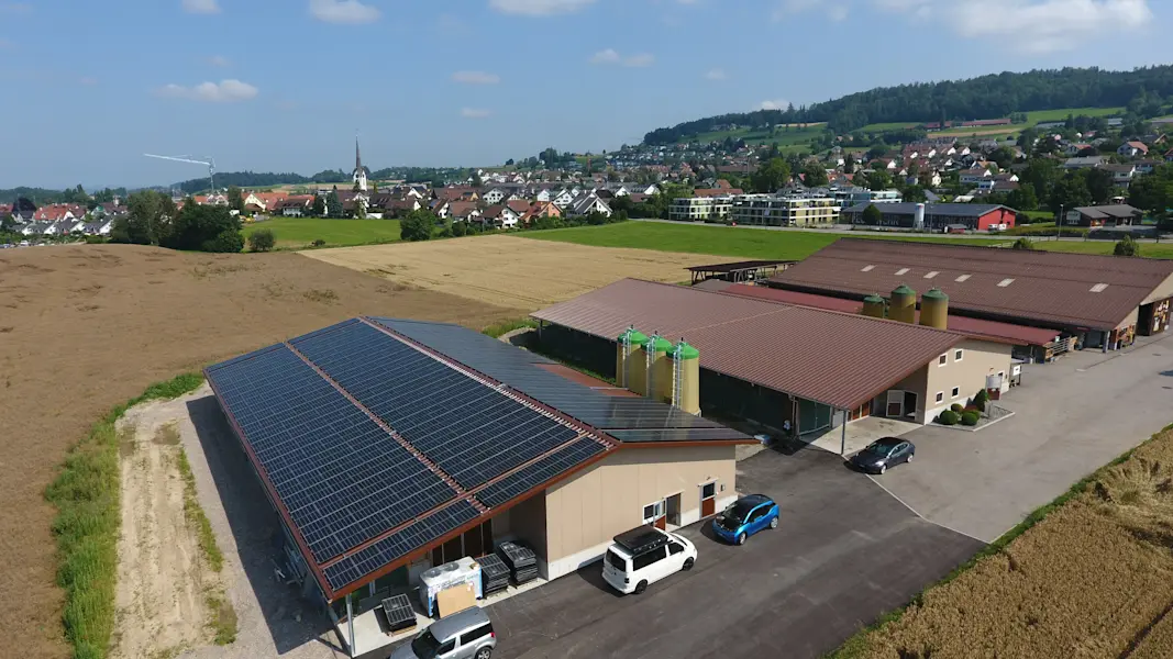 Exploitation agricole avec installation solaire AGROLA à Mettmenstetten