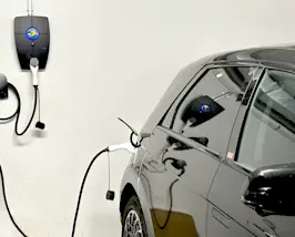 Une voiture se recharge auprès d'une station de recharge AGROLA dans un parking souterrain