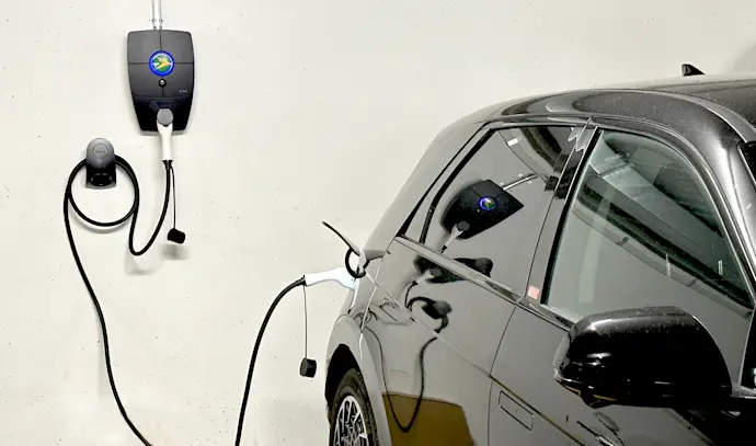 Une voiture se recharge auprès d'une station de recharge AGROLA dans un parking souterrain
