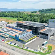 Ansicht des AGROLA MicroGrid der LANDI Sursee in Oberkirch. Links AGROLA Dachband erkennbar. Frtaonl im Zentrum Schnellladestation von AGROLA, rechts mit weissem Kasten dem MicroGrid. © Daniel Ammann, all rights reserved