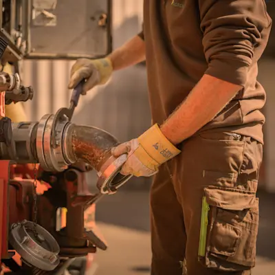 Pellets de bois : chauffeur au raccord du camion