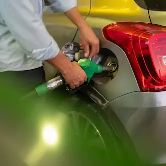 Detailaufnahme von Mann beim Tanken an AGROLA Tankstelle