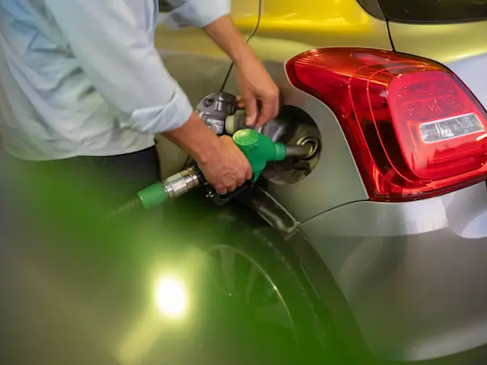 Detailaufnahme von Mann beim Tanken an AGROLA Tankstelle