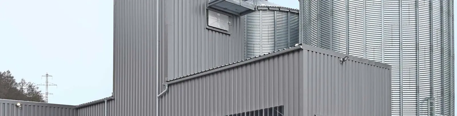 Camion de pellets de bois AGROLA lors du chargement dans l'entrepôt de pellets.