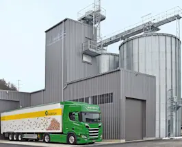 Camion de pellets de bois AGROLA lors du chargement dans l'entrepôt de pellets.